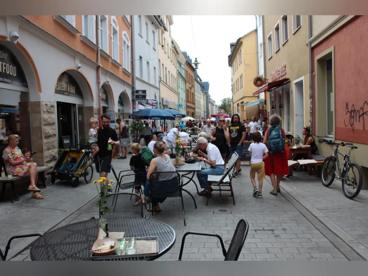 Menschen in der Neugasse zum Neugassenfest 2024
