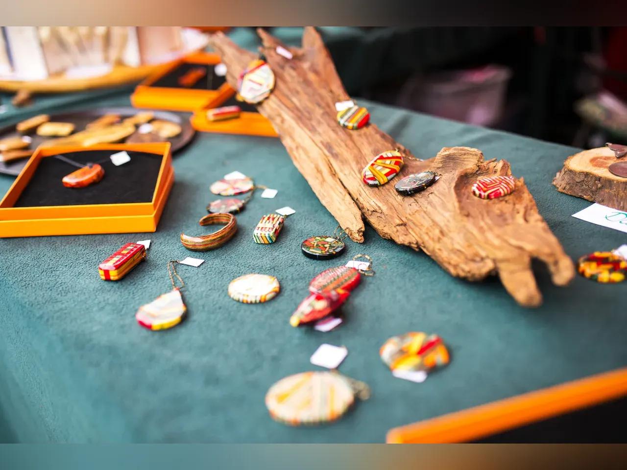 Verkaufsstand mit Holzschmuck und Kunst