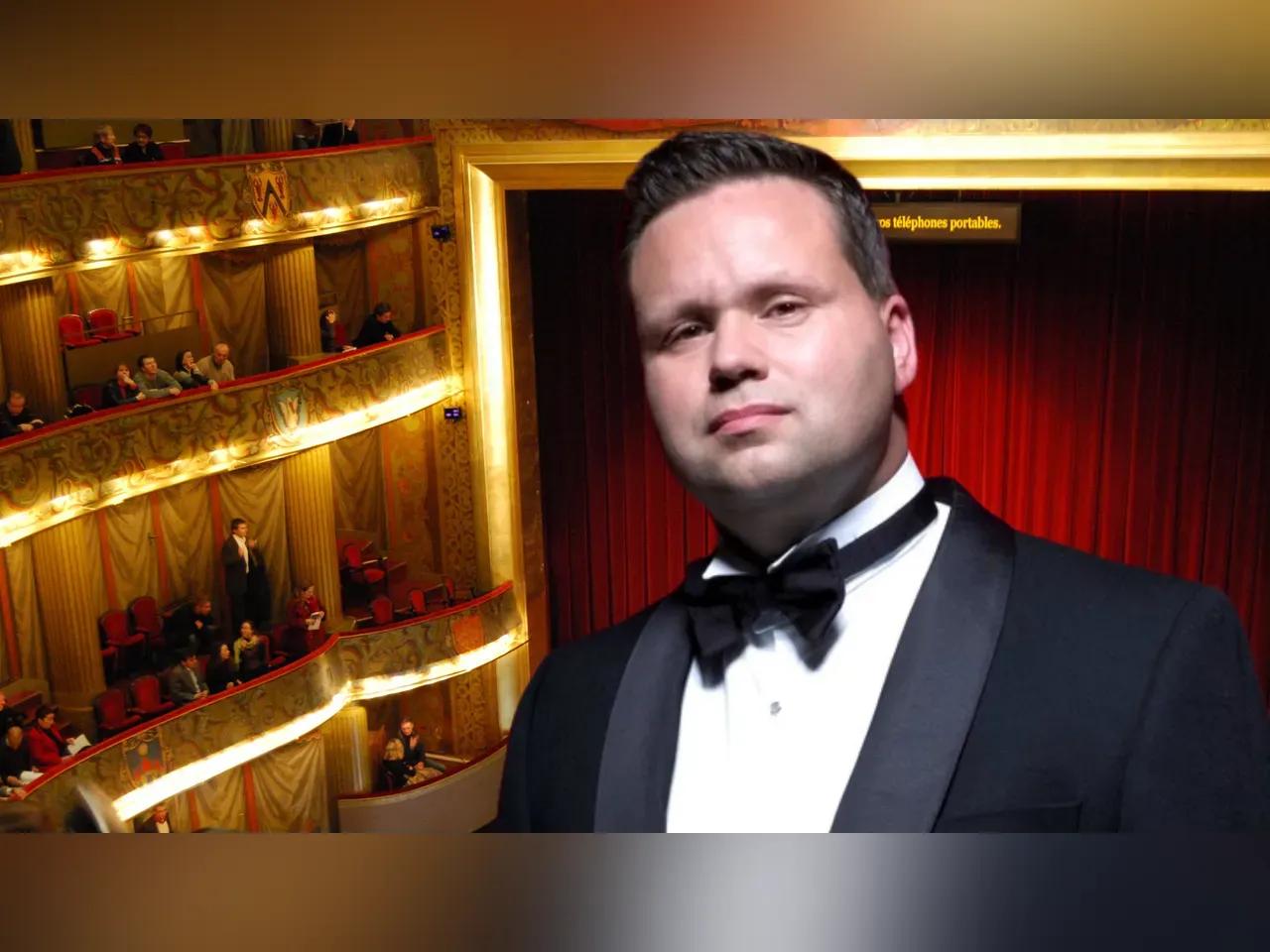 Sänger Paul Potts in einem schicken Theater