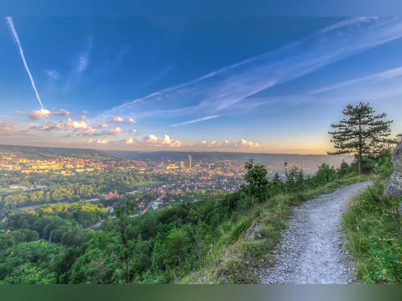 Schöner Blick von der SaaleHorizontale auf die Stadt Jena im Grünen