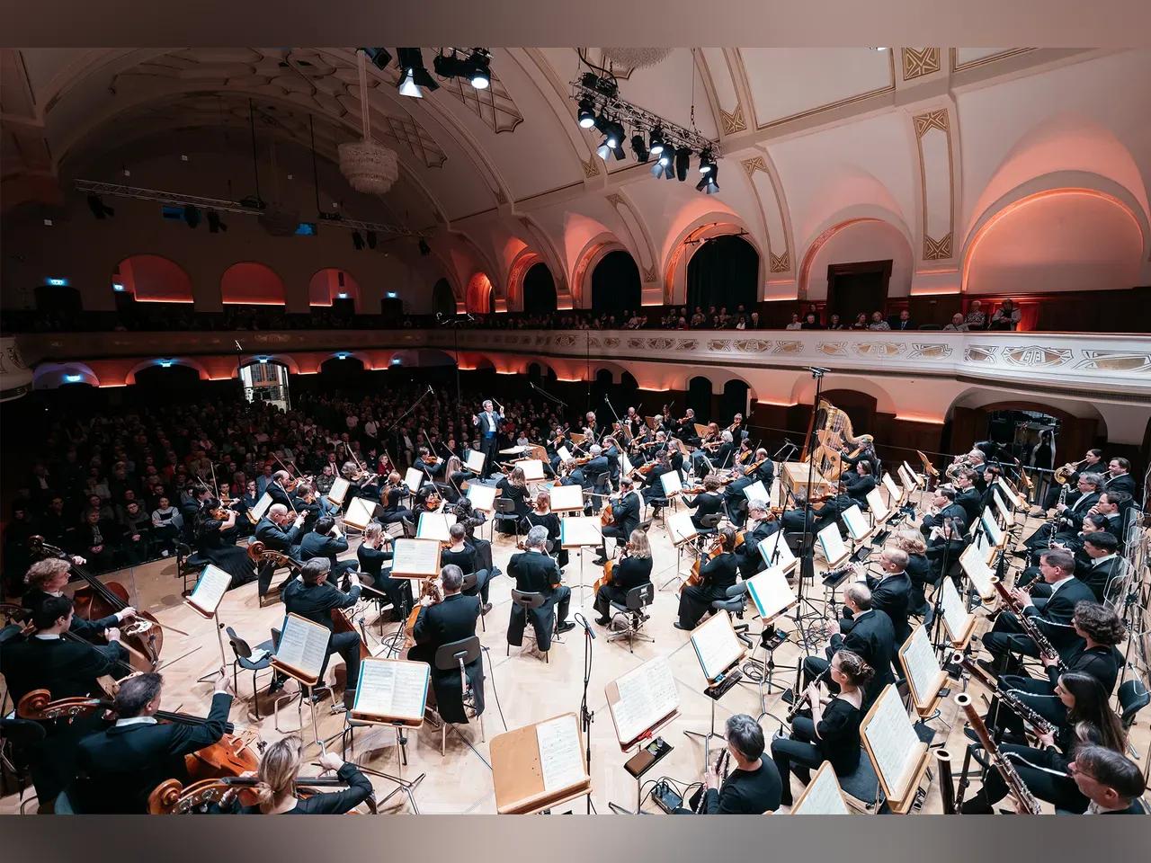 Die Jenaer Philharmonie spielt im vollbesetzten Volkshaus<br>