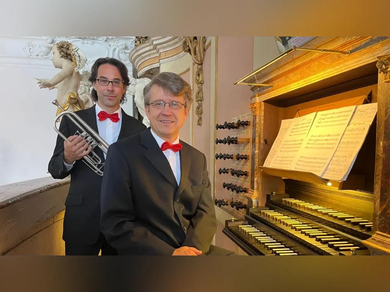 Duo Presto: zwei Musiker im Anzug mit roten Fliegen an einer Orgel und mit Trompete in der Hand