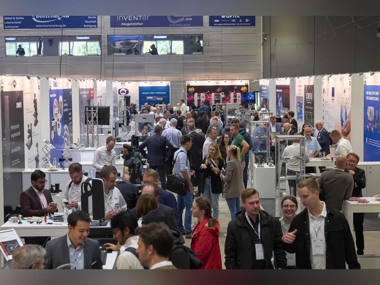 Besucher:innen auf der W3 Fair Messe