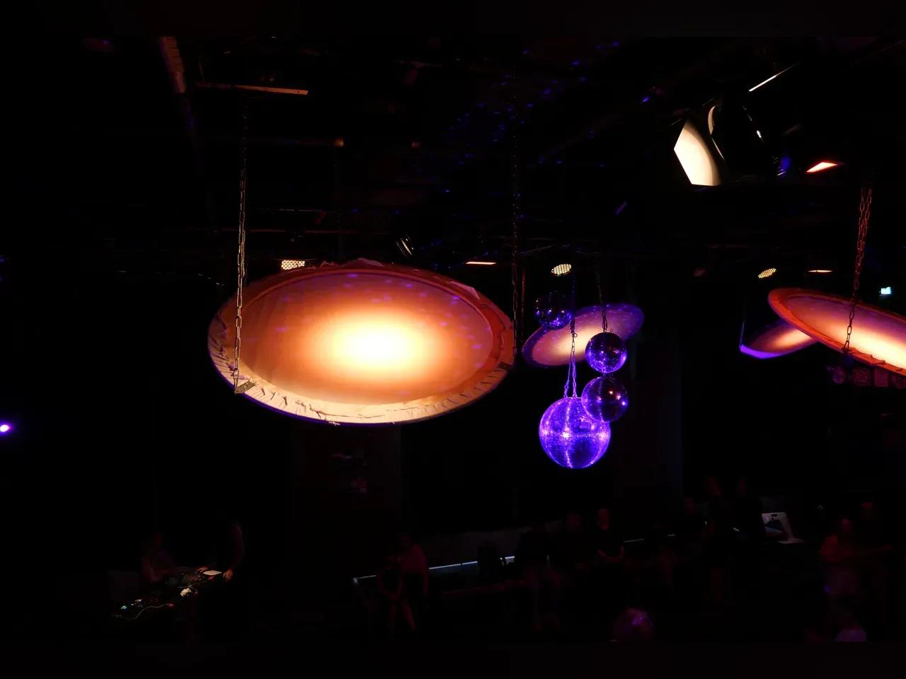 Deckenelemente im Kassablanca: bestrahlte Felle, Discokugeln, Licht usw.