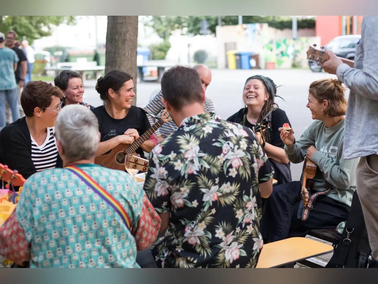 Menschen mit Ukulele in der Stadt
