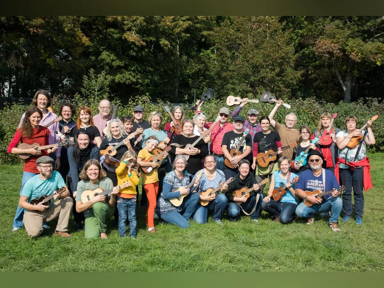Gruppenfoto mit Menschen mit Ukulelen