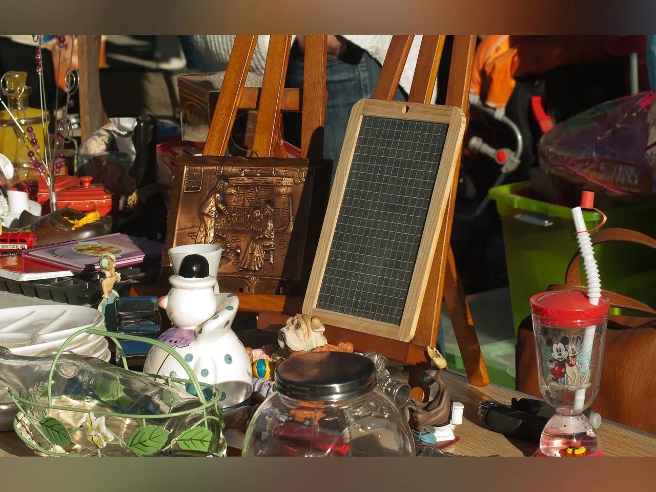 Flohmarktstand mit Dekoartikeln und Spielsachen