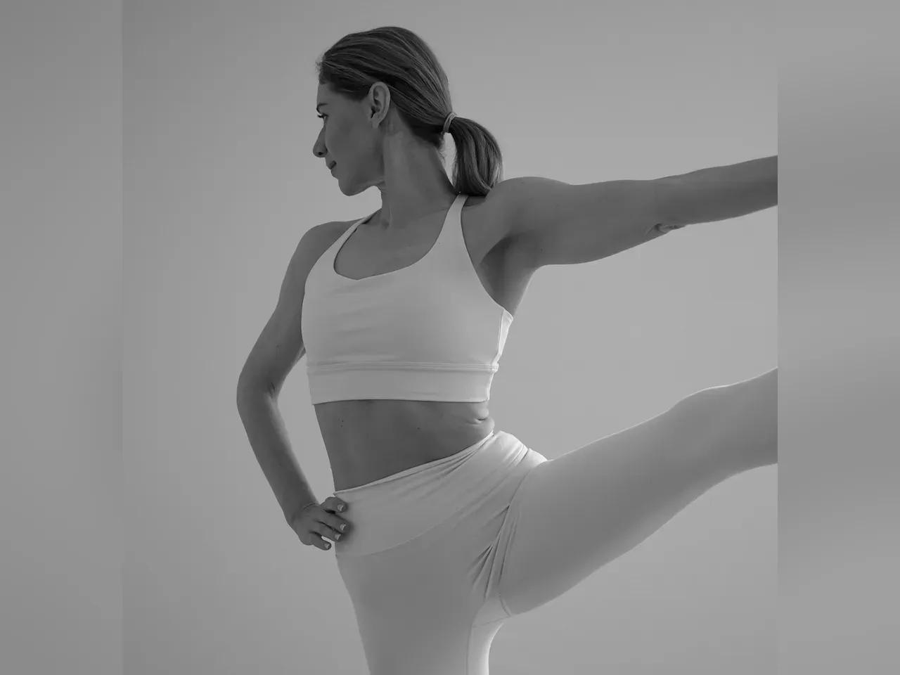 Schwarz-weiß Foto einer Frau in einer Yoga-Pose