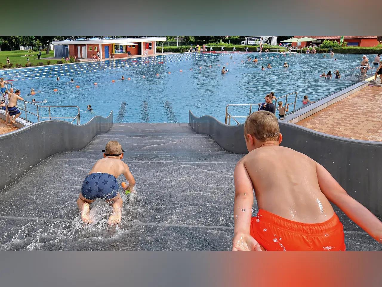 Blick von einer Rutsche, die ins Schwimmbecken führt