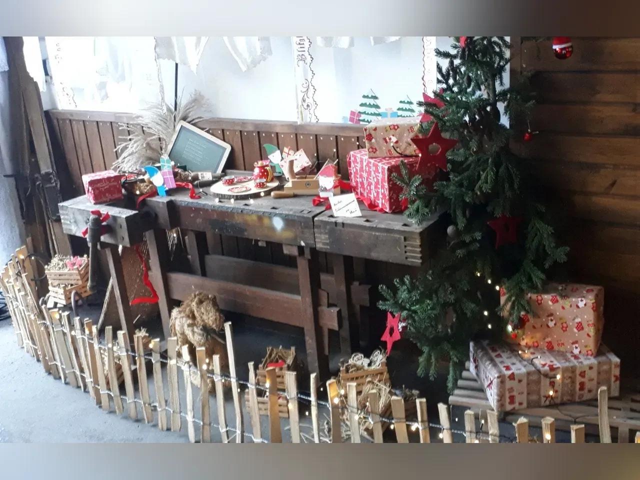 Rustikaler Tisch mit Geschenk und Weihnachtsdekoration