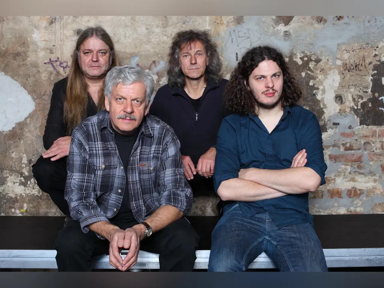 Gruppenfoto der vier Bandmitglieder