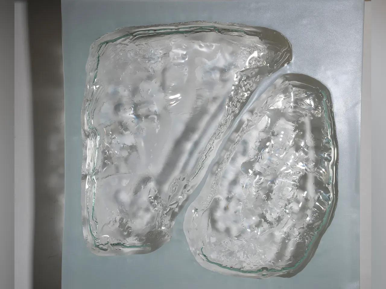 Kunstwerk aus zwei durchsichtigen Glasteilen