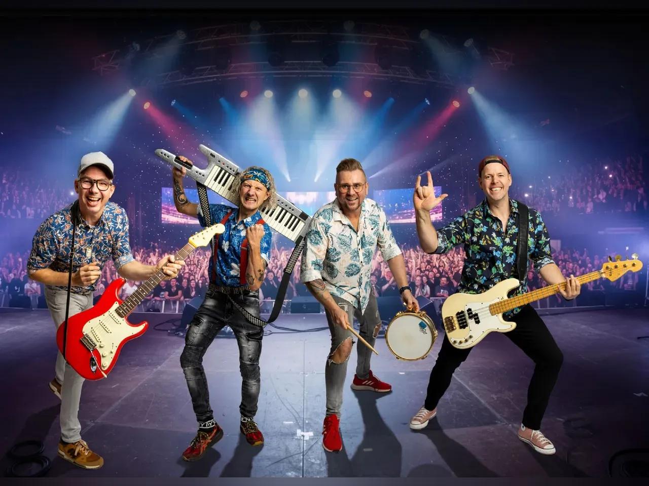 Die vier Musiker von Jolly Jumper posieren auf einer Bühne