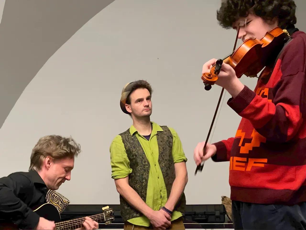 Die Musiker Gabriel und Martin von Bergamon und Roland Hille