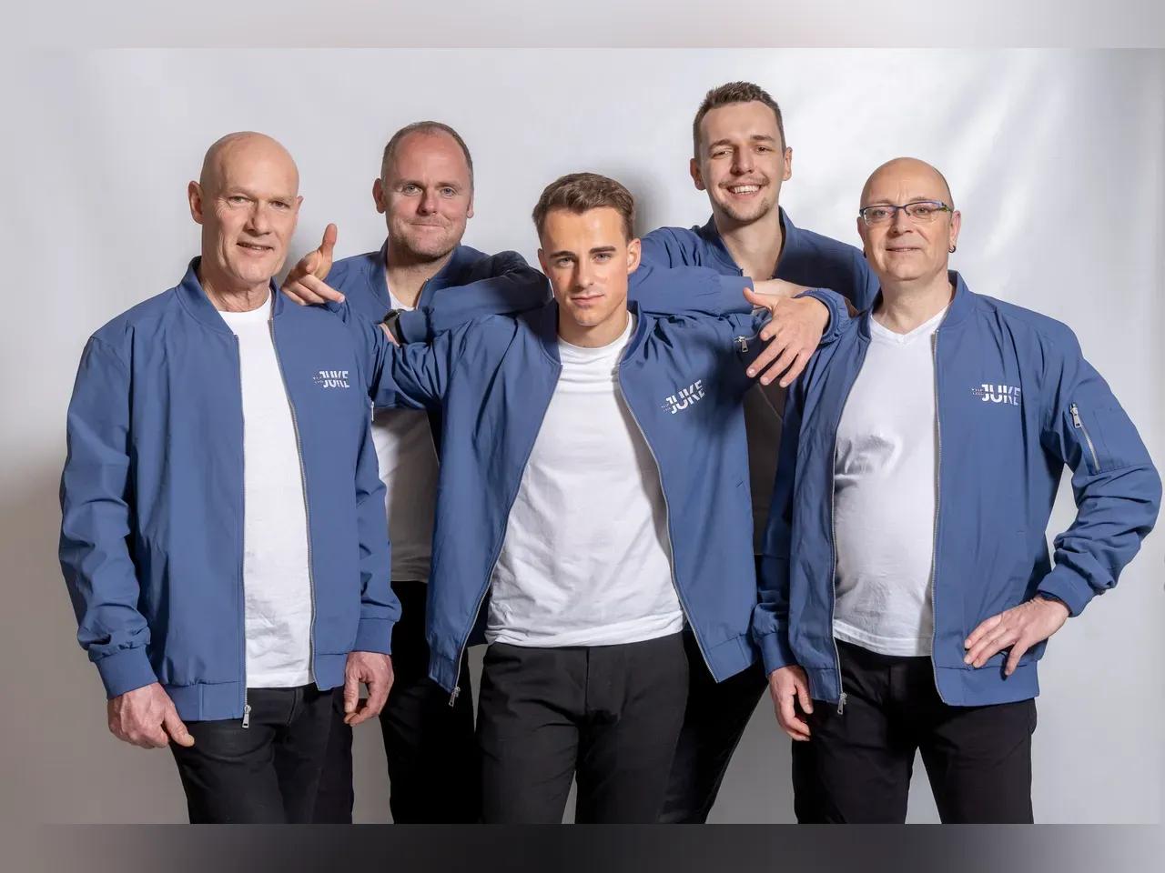 Gruppenfoto mit den fünf Musikern von The JUKE