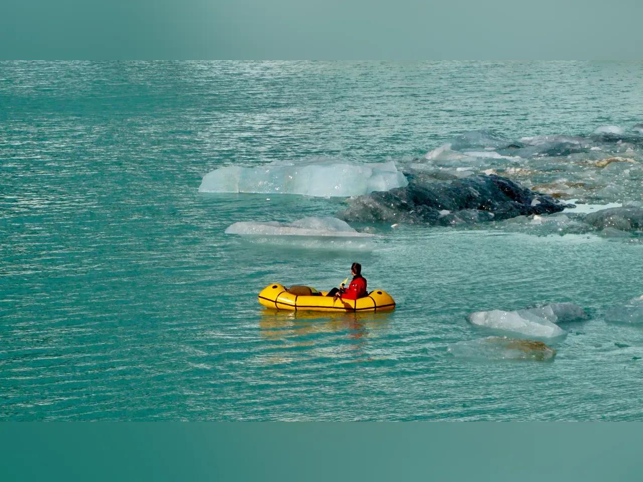 Kleines Schlauchboot im Wasser mit Eisschollen