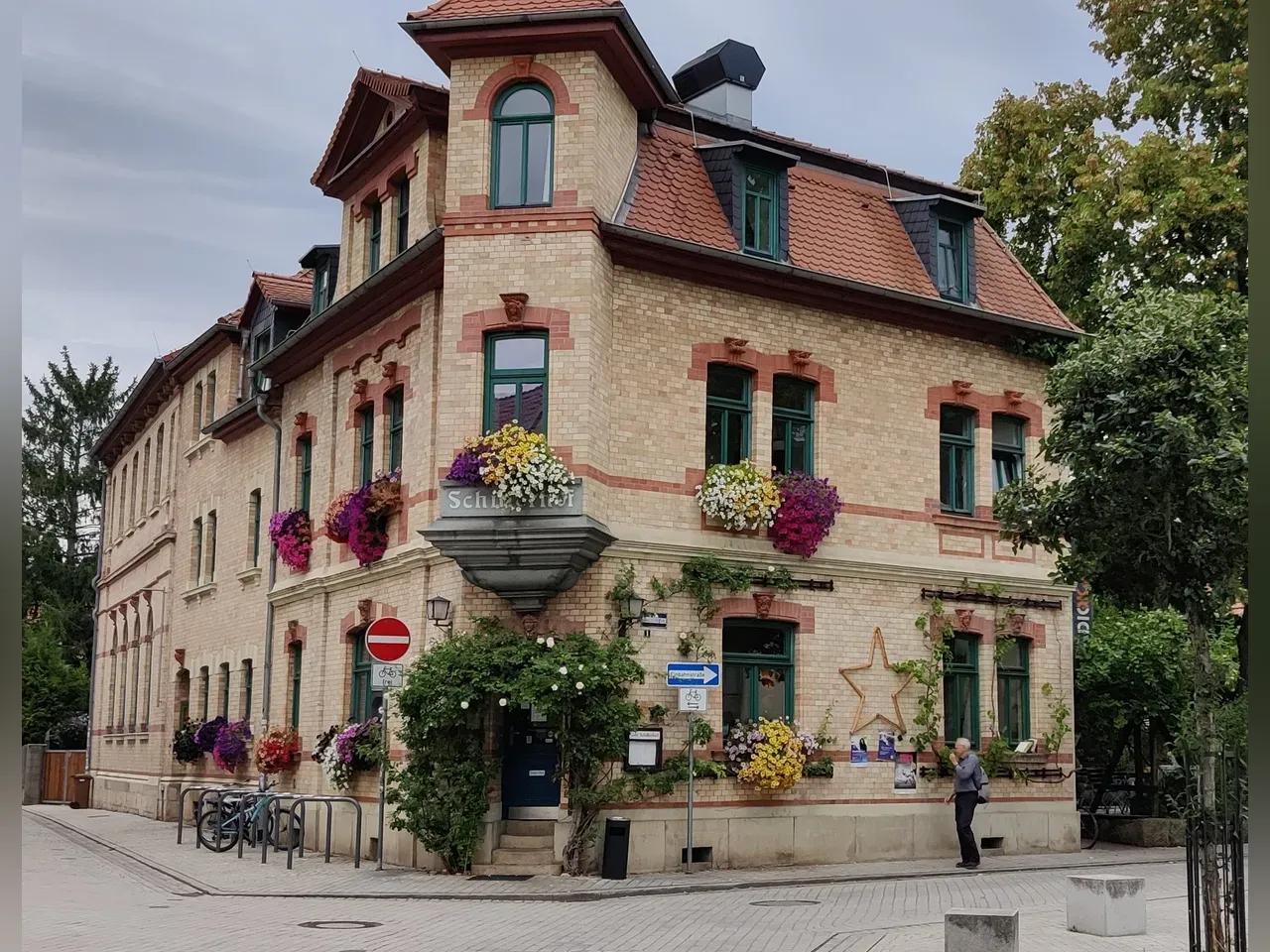 Außenansicht Backsteingebäude Schillerhof Jena