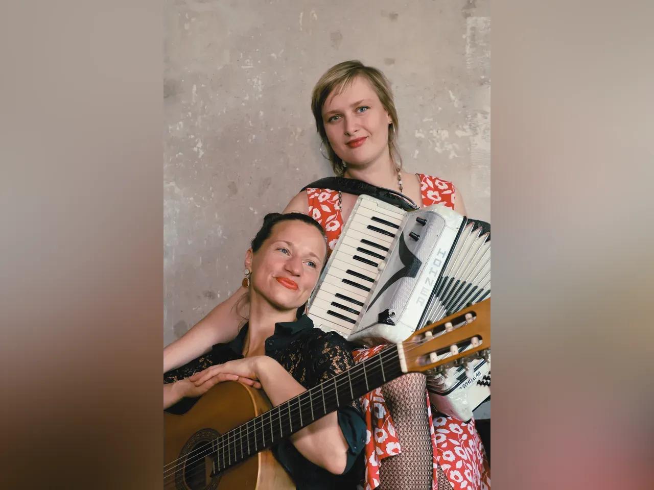 Zwei Musikerinnen mit Gitarre und Akkoredeon